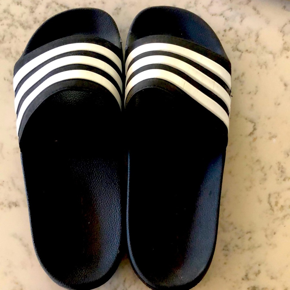 Like new!!! Men’s Adidas slides